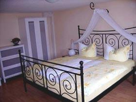 Schlafzimmer mit Himmelbett