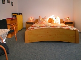 Schlafzimmer mit Doppelbett